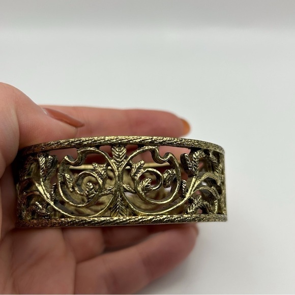 Elegant Chic Gold Tone Filigree with Leaves Hinged Bangle Bracelet - Picture 5 of 10